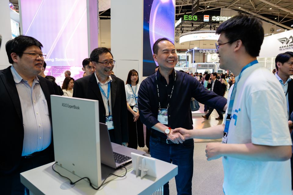 Jack Huynh, AMD’s SVP and GM of Computing and Graphics, receives an introduction from the ASUS Commercial BU team at the ASUS booth during Computex.